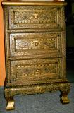 Kommode mit Schnitzereien und lackiert