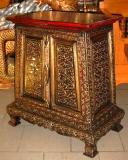 Kommode mit Schnitzereien und lackiert