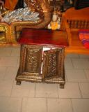 Kommode mit Schnitzereien und lackiert