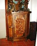 Kommode mit Schnitzereien und lackiert