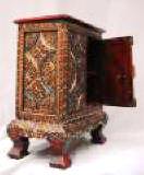 Kommode mit Schnitzereien und lackiert