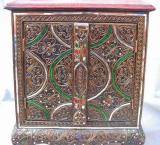 Kommode mit Schnitzereien und lackiert